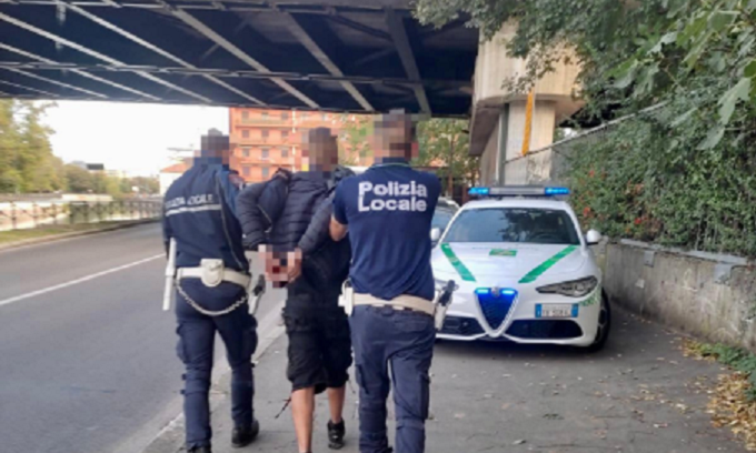 Spacciatore 28enne fugge e si butta nel Naviglio ma la Polizia locale lo insegue e lo arresta
