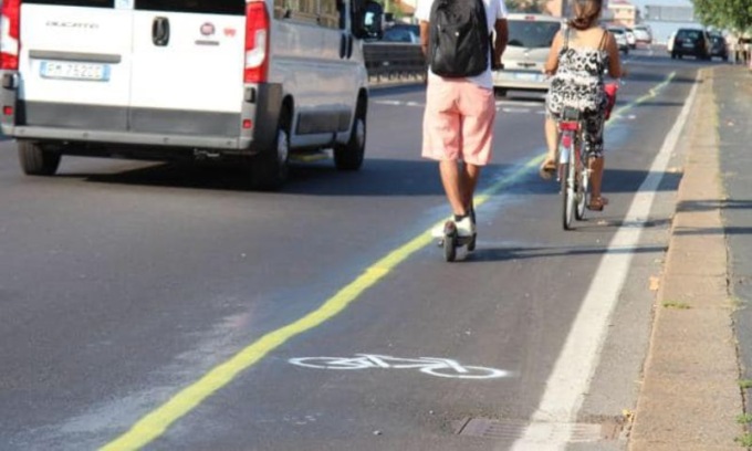 Nuovo “blitz” dei ciclisti a Milano: disegnata un’altra ciclabile abusiva