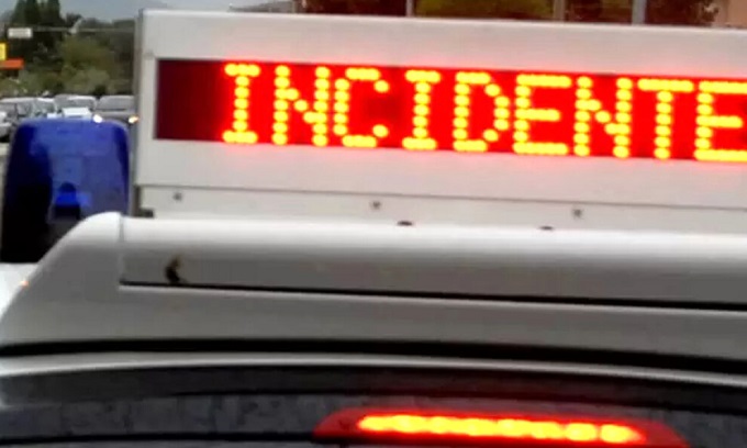 Incidente tra auto e moto: due feriti, traffico rallentato