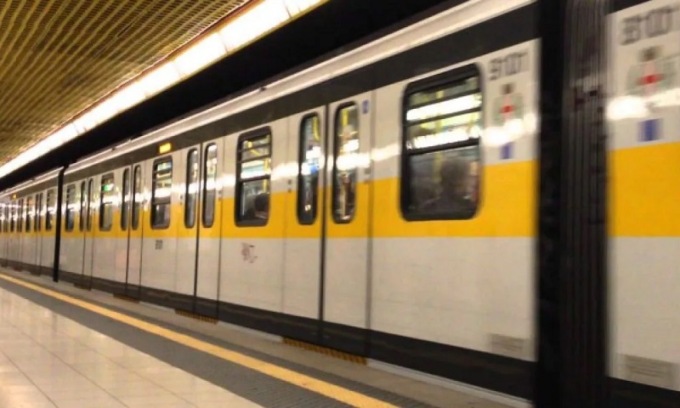 Uomo finisce sui binari a Milano: bloccato un tratto della metro