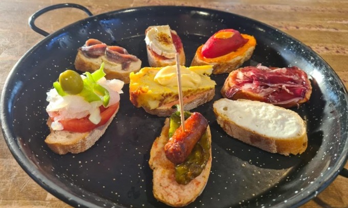 En Sabor Catalán, el restaurante español de Córcega, continúan las iniciativas de octubre