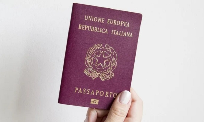 Prenotavano appuntamenti per rinnovo passaporti e poi li rivendevano: agenzia di pratiche automobilistiche nei guai