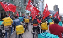 Sui sellini delle loro bici i rider manifestano a Milano: la lunga sfilata attraversa le vie del centro