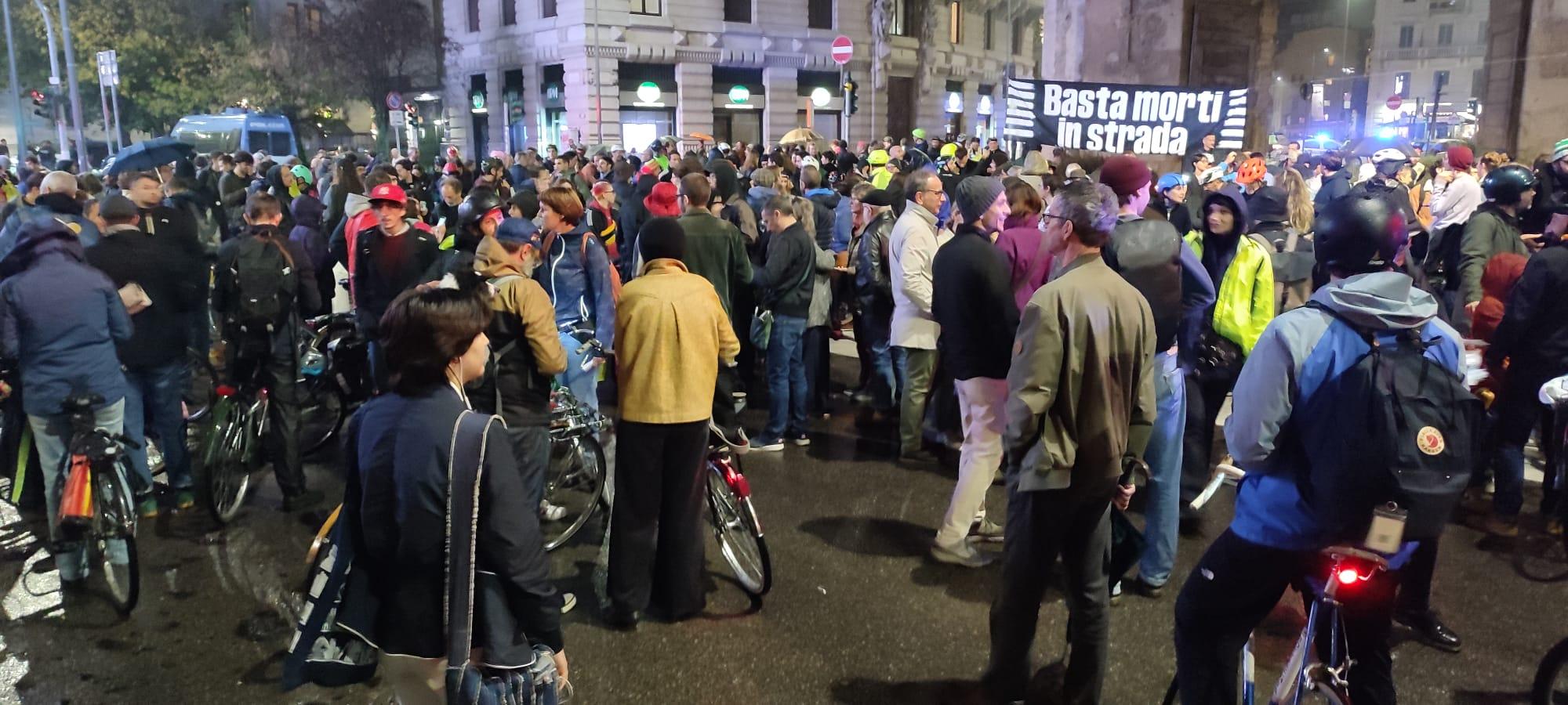 MOBILITÀ, PRESIDIO CICLISTI: "BASTA MORTI IN STRADA" (FOTO 5)