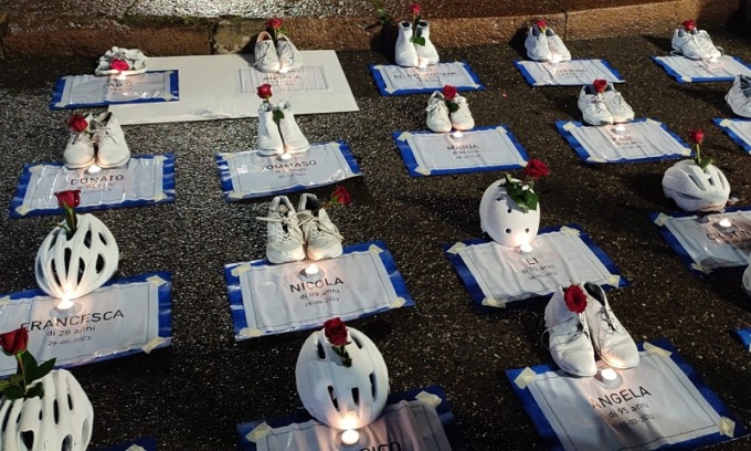 Al presidio per dire “Basta morti in strada” una sfilata di rose, caschi e scarpe sull’asfalto