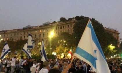 A Milano proseguono i presidi pro Israele. Ieri era presente anche Fontana