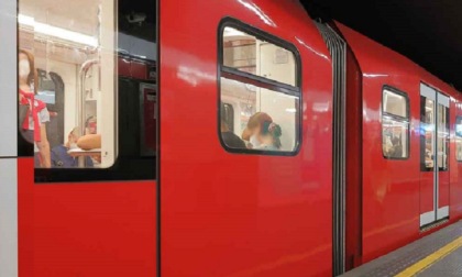La linea rossa della metro a Milano rimasta sospesa tra Cairoli e San Babila per un malore di un passeggero