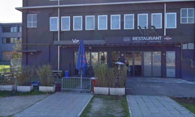 Trovato a terra con la testa spaccata dopo una lite in discoteca