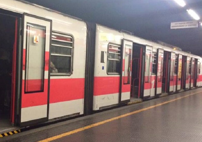 Metro 1 di Milano chiusa tra Cairoli e Pasteur: galleria danneggiata nella notte