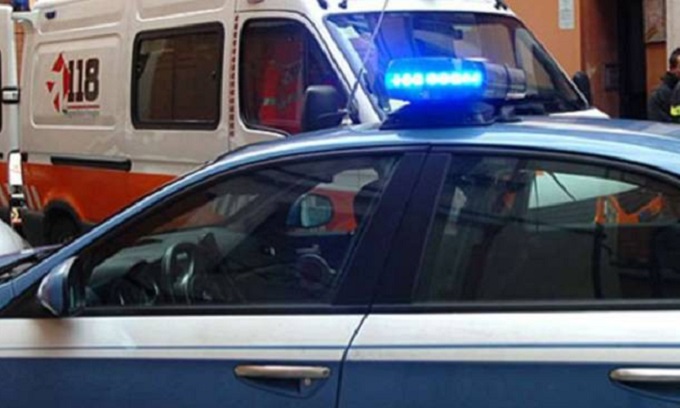 Cade da un tetto e fa un volo di 8 metri: 71enne gravissimo