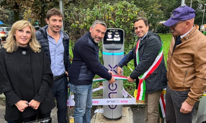 A Corsico otto nuove colonnine di ricarica pubblica Enel X per auto elettriche