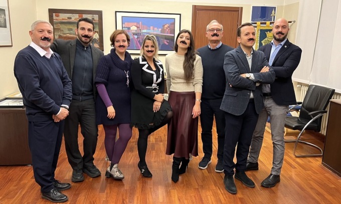 La Giunta di Corsico posa con i baffi in foto: l’iniziativa del Movember