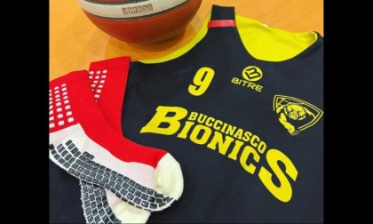 Basket: i Bionics di Buccinasco scendono in campo con maglie e calze rosse contro i femminicidi