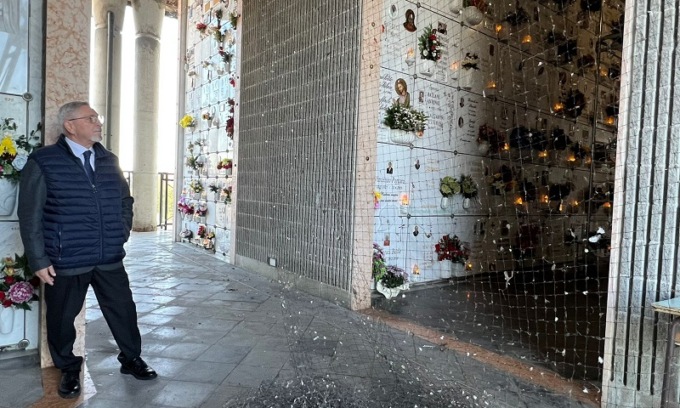 Rimossa la rete “anti piccioni” al cimitero: al suo posto nuovi dissuasori a ultrasuoni