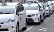 Milano approva un bando per 450 nuovi taxi con incentivi per chi avrà auto per trasporto disabili