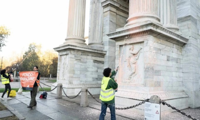 Gli attivisti di “Ultima Generazione” imbrattano con la vernice l’Arco della Pace a Milano