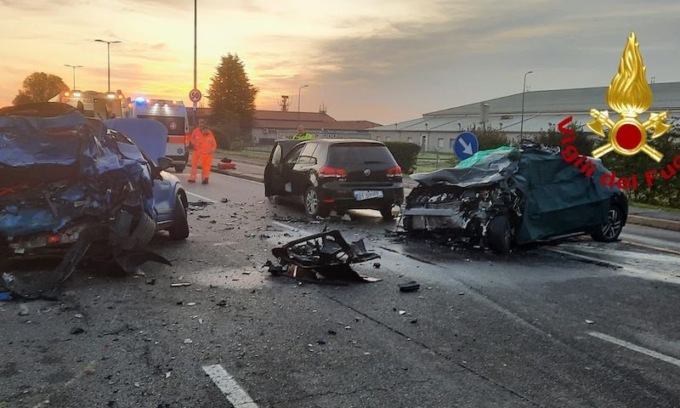 Terribile incidente all’alba, si scontrano tre auto: 2 morti e 10 feriti