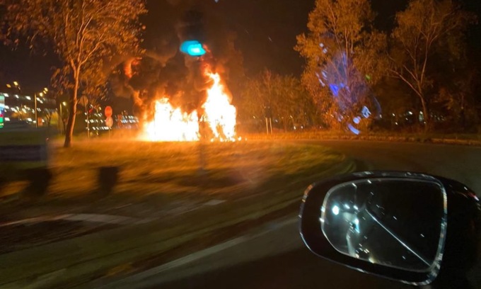 Attimi di paura sulla Rivoltana: va a fuoco un autobus di linea