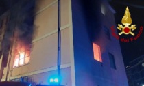 Pesante incendio in una palazzina: diverse persone intossicate dalle fiamme e edificio evacuato