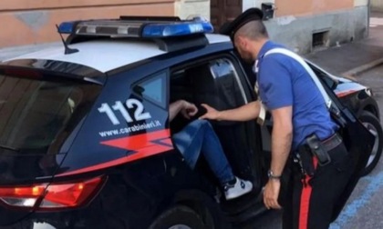 Rapinano una donna ferendola al polso: arrestati dai carabinieri di Corsico e Buccinasco