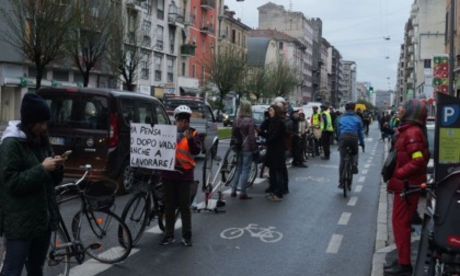 Una ciclabile umana invade viale Monza in difesa dei ciclisti sotto lo slogan #proteggiMI