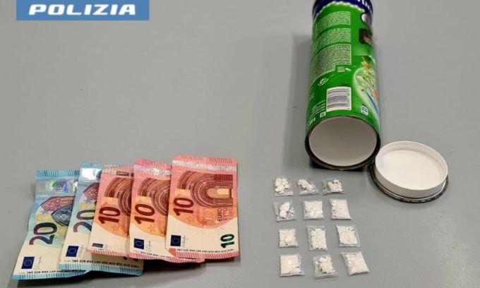 Nascondeva la droga nelle patatine: arrestato
