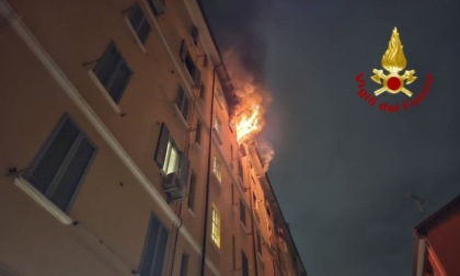 Incendio in via Lomellina: appartamento inghiottito dalle fiamme
