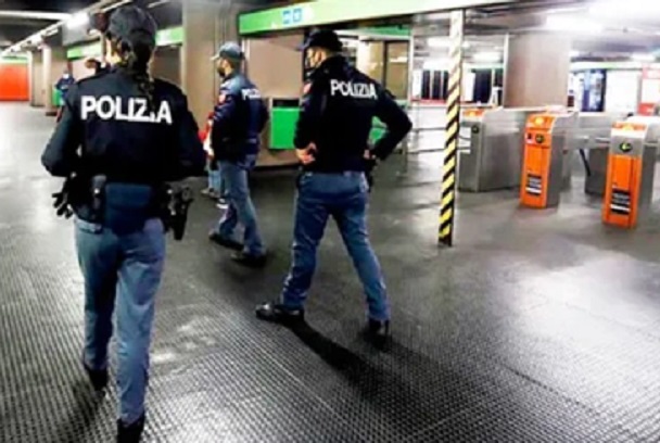 Urla «Allah Akbar» in metro a Milano: fermato 37enne legato all’Isis