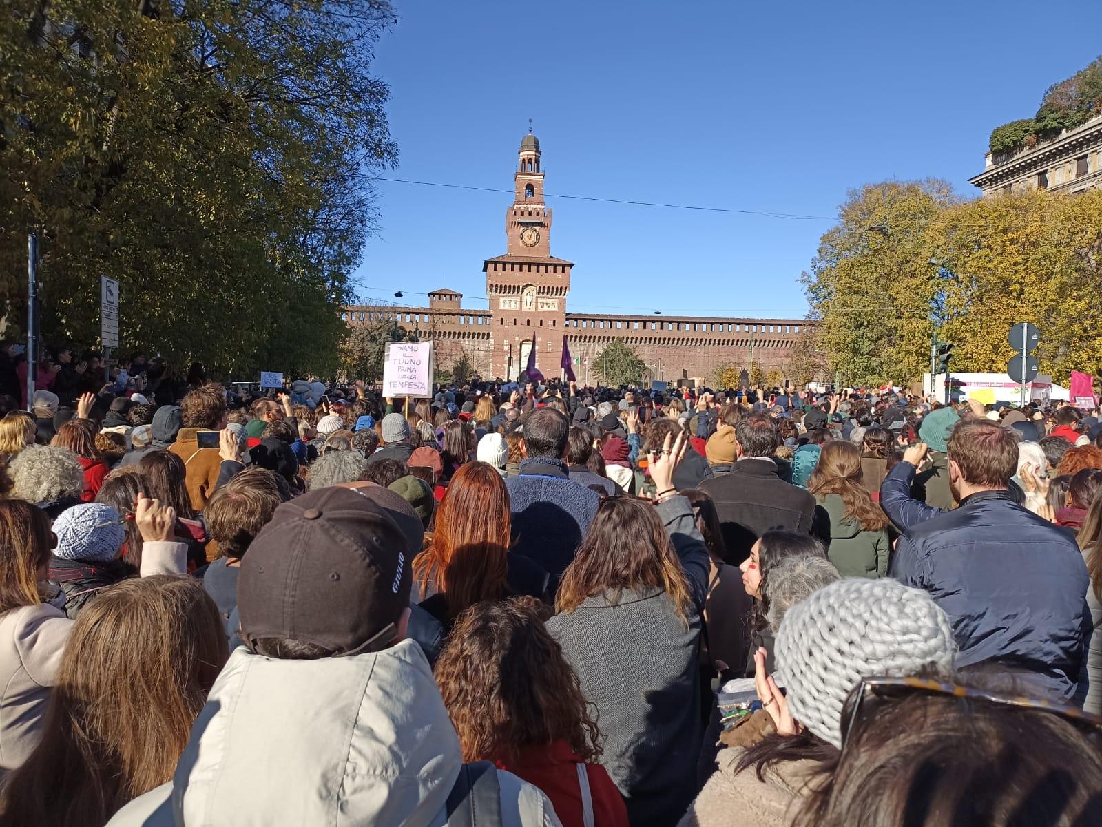 VIOLENZA DONNE, IN MIGLIAIA A MANIFESTAZIONE IN LARGO CAIROLI (FOTO 1)