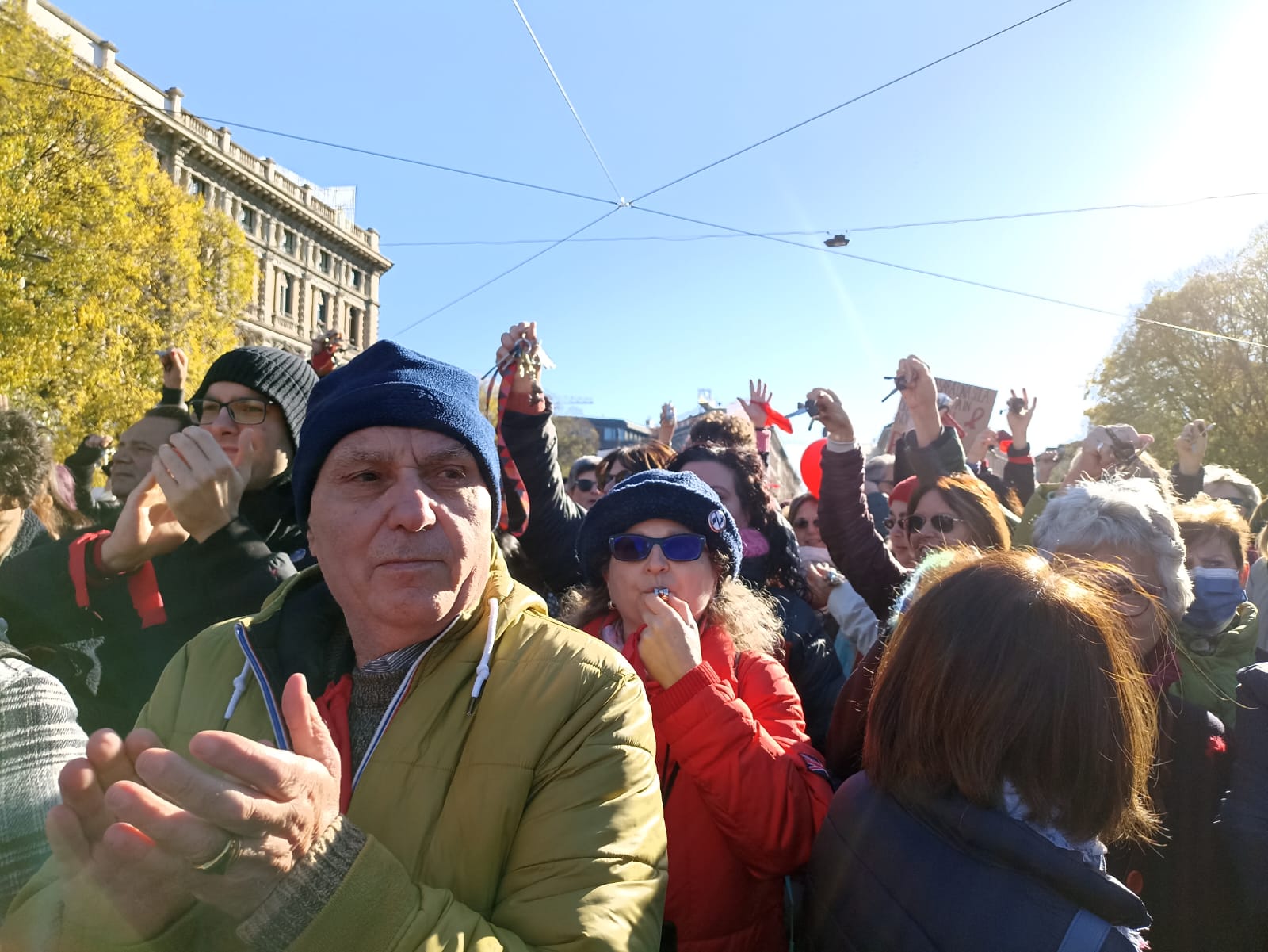 VIOLENZA DONNE, IN MIGLIAIA A MANIFESTAZIONE IN LARGO CAIROLI (FOTO 2)