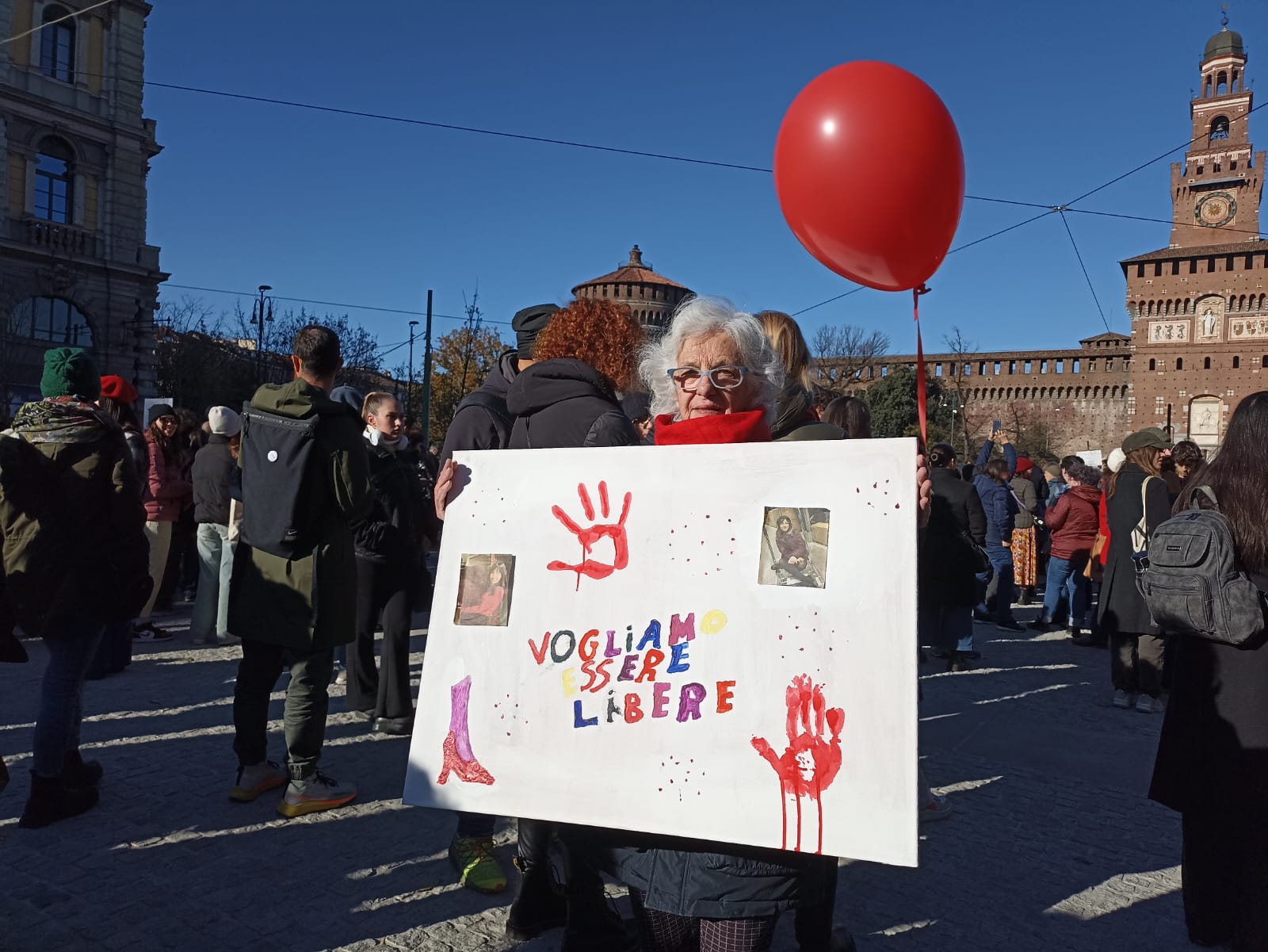 VIOLENZA DONNE, IN MIGLIAIA A MANIFESTAZIONE IN LARGO CAIROLI (FOTO 4)