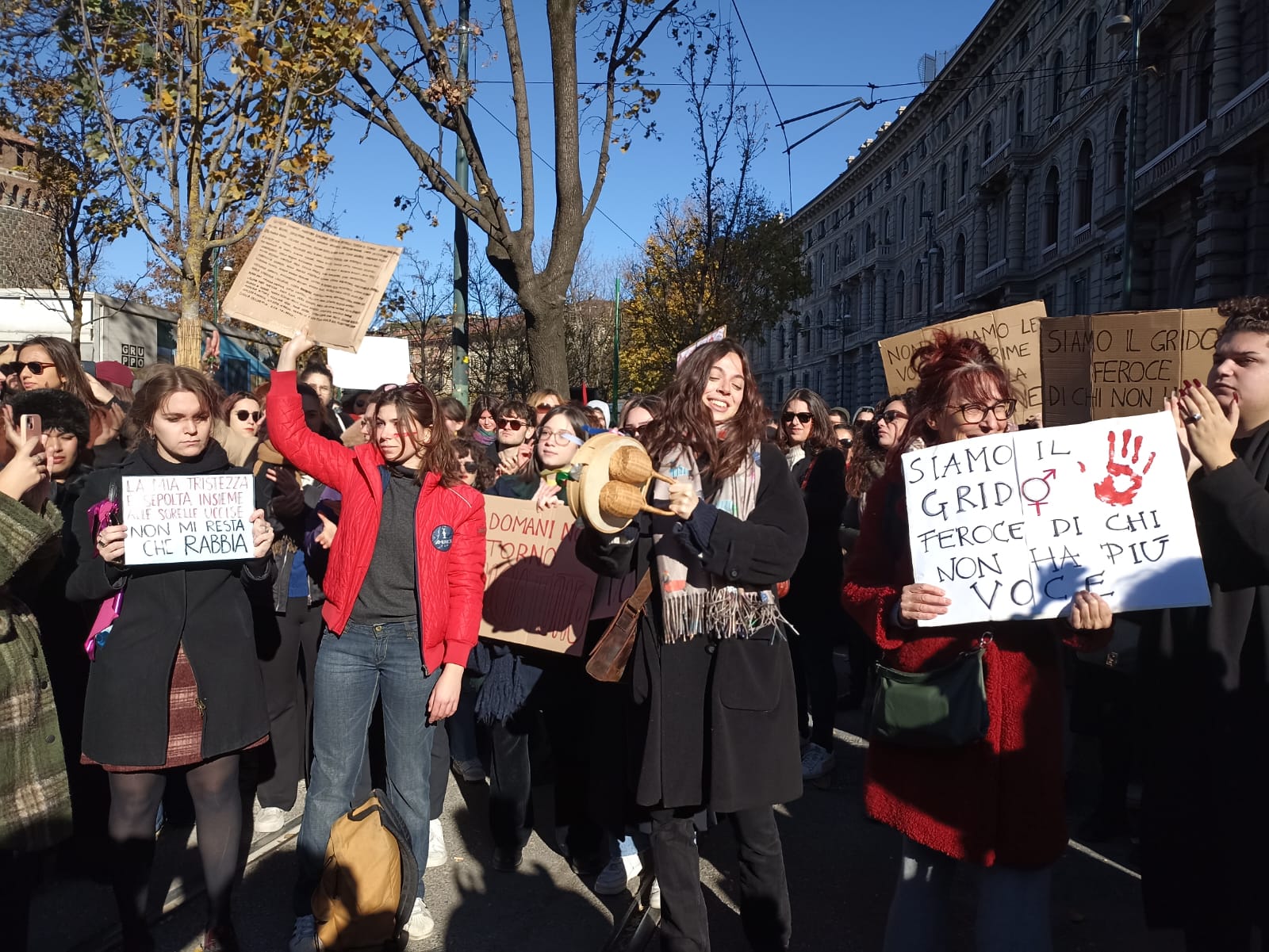 VIOLENZA DONNE, IN MIGLIAIA A MANIFESTAZIONE IN LARGO CAIROLI (FOTO 9)