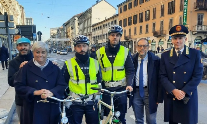 Milano, Contro la sosta selvaggia sulle ciclabili parte da oggi l’esperimento dei vigili in bici