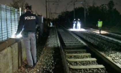 Attraversa i binari ma perde l'equilibrio: 32enne travolto dal treno a Pieve Emanuele