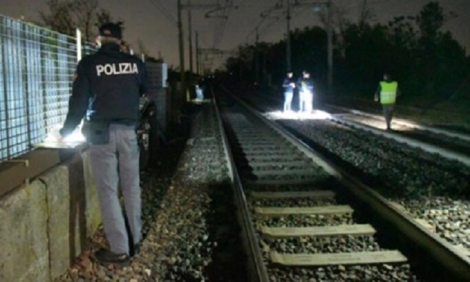 Attraversa i binari ma perde l’equilibrio: 32enne travolto dal treno a Pieve Emanuele