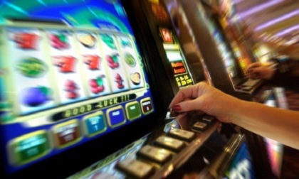 Contrasto al gioco d’azzardo: nuove regole per i gestori, incentivi per i locali “No Slot”
