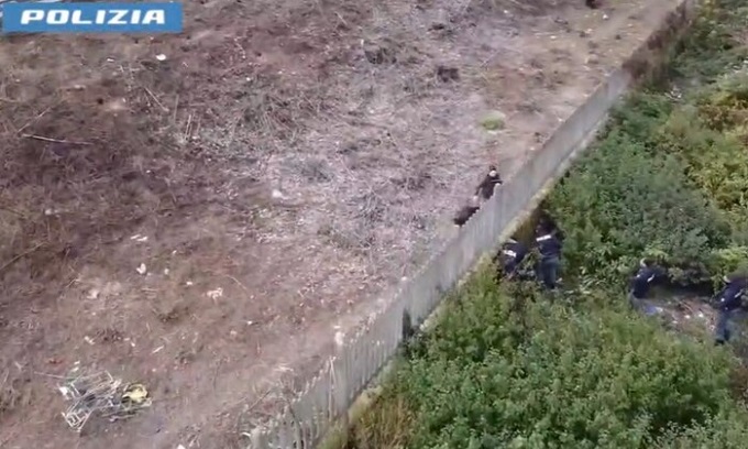 Rogoredo, gli agenti arrestano due pusher che spacciavano sotto la staccionata ferroviaria