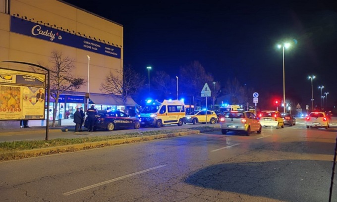 Anziano scivola sul marciapiede e cade: portato in ospedale in codice rosso