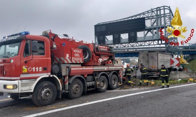 Incidente mortale sulla A4: tir si schianta contro un pilone, morto il conducente 25enne