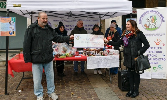 Mille euro alla scuola Alessandrini in nome di Alessio: l’iniziativa dei Monelli Ribelli