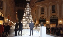 A Milano si accende l'albero Gucci e con lui le polemiche sui social