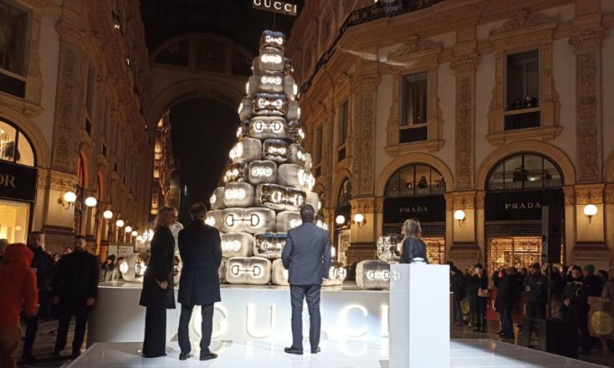 A Milano si accende l’albero Gucci e con lui le polemiche sui social