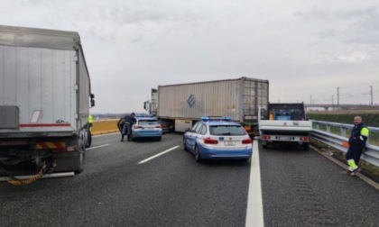 Tentativo di rapina a un furgone portavalori in autostrada: traffico in tilt