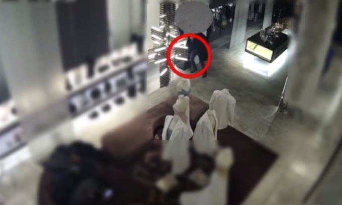 Furto in una boutique di Milano: portata via una borsa da 2.300 euro