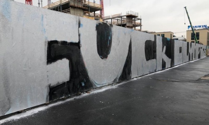 Imbrattati a Milano i murales del cantiere del villaggio olimpico