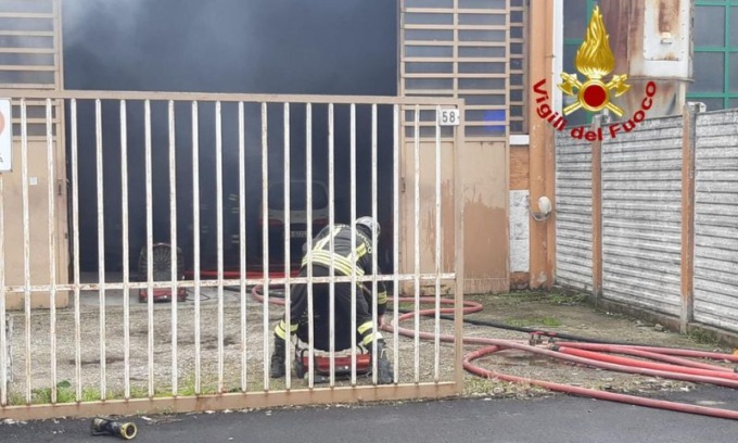 Auto in fiamme a Fizzonasco nei capannoni di un’azienda