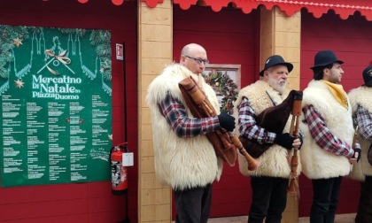 A Milano inaugurato il Mercatino di Natale in piazza Duomo