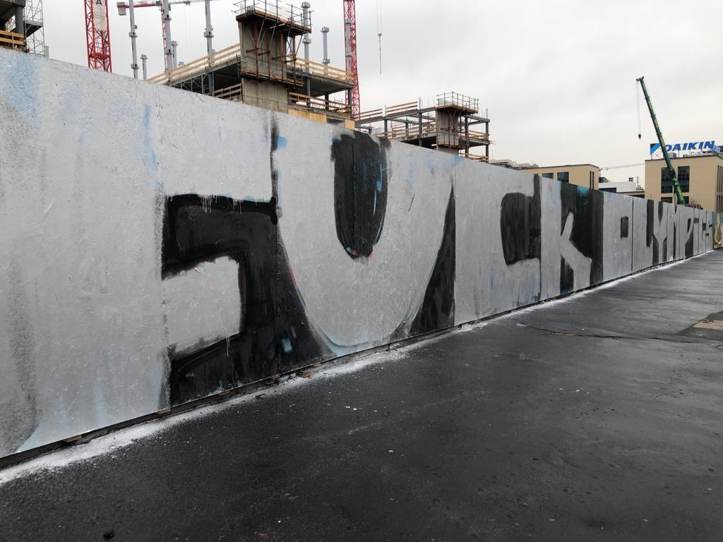 OLIMPIADI, IMBRATTATO MURALE VILLAGGIO OLIMPICO (FOTO 1)