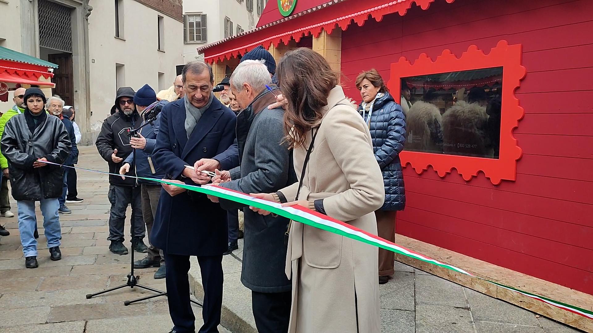 NATALE, INAUGURATO MERCATINO IN PIAZZA DUOMO CON 78 'CASETTE' (FOTO 1)