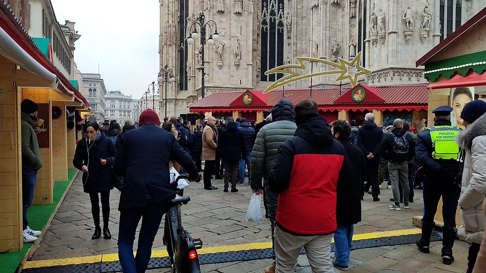 NATALE, INAUGURATO MERCATINO IN PIAZZA DUOMO CON 78 'CASETTE' (FOTO 3)